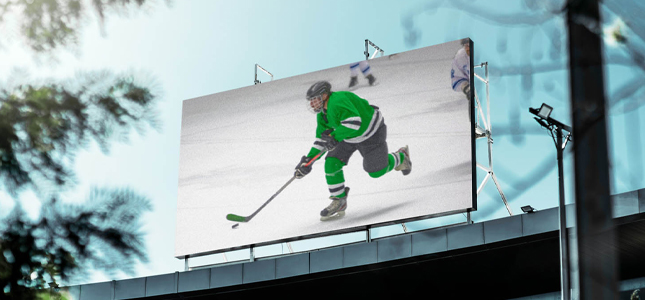 Eine LCD Videowall auf einem Dach zeigt ein Eishockeyspiel