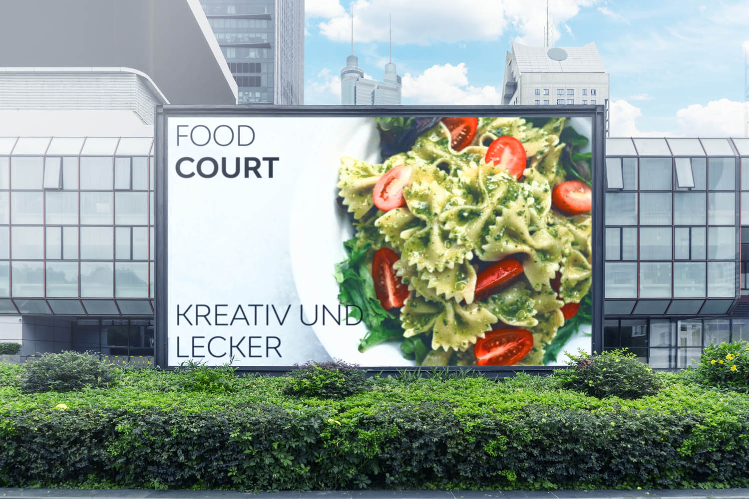 In einer Stadt steht an einer Hecke eine Videowall mit Werbung für Pasta