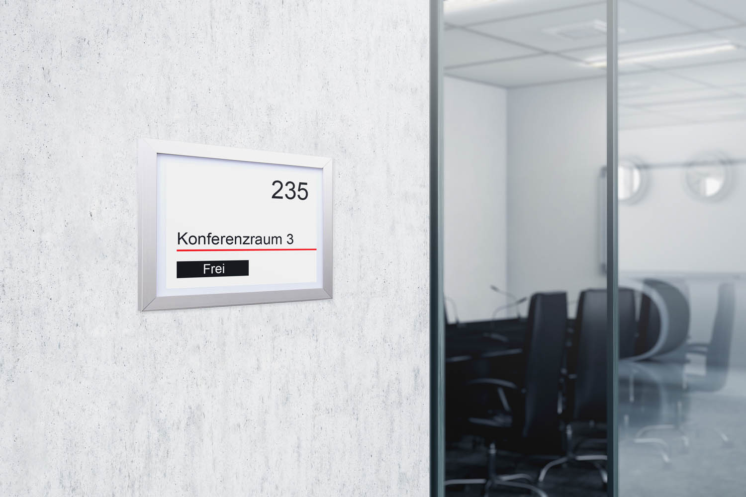 An der Wand vor einem Konferenzraum hängt ein Electronic Shelf Label Türschild und zeigt das dieser Raum frei ist.